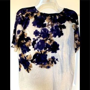 Short sleeve flowered sweater